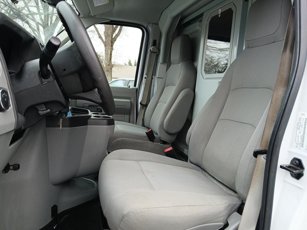 Ford Econoline E-350 Super Duty 2023