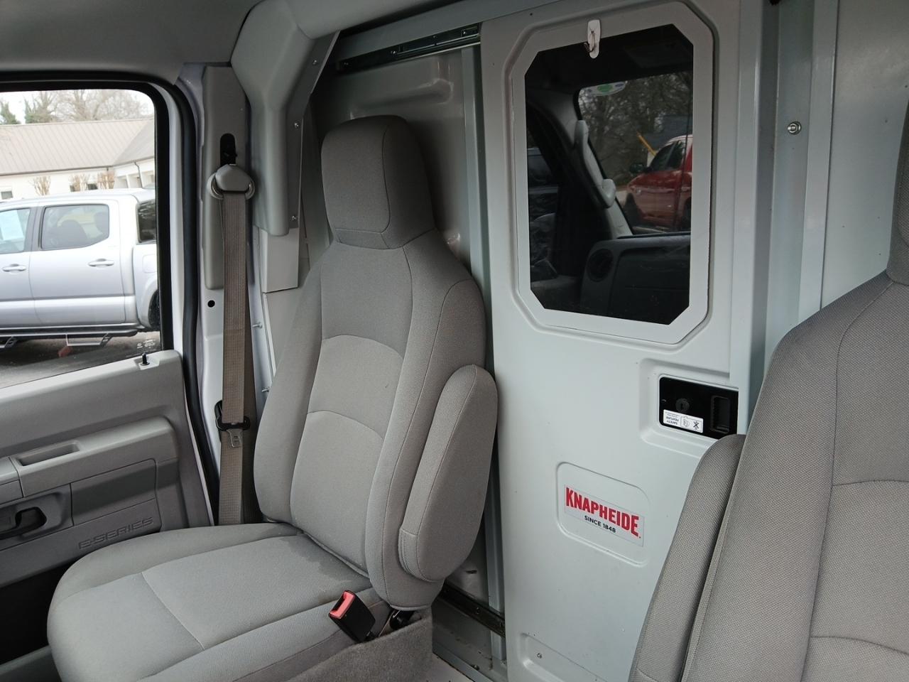 Ford Econoline E-350 Super Duty 2023