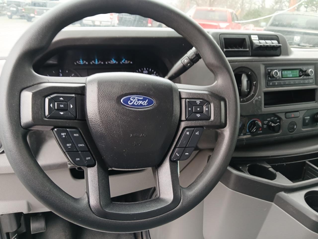 Ford Econoline E-350 Super Duty 2023