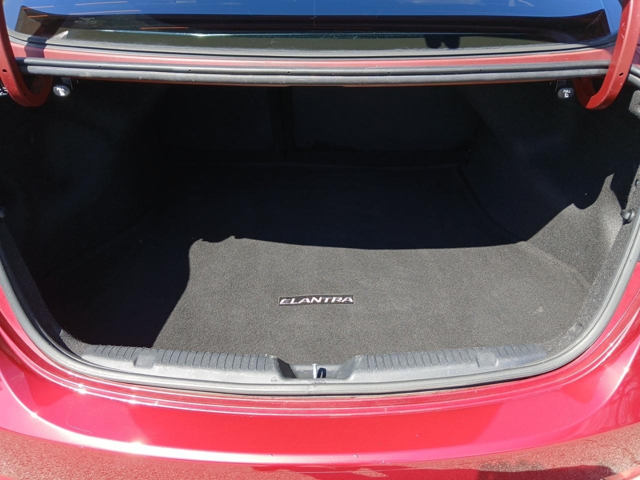 Hyundai Elantra SE 6AT 2016