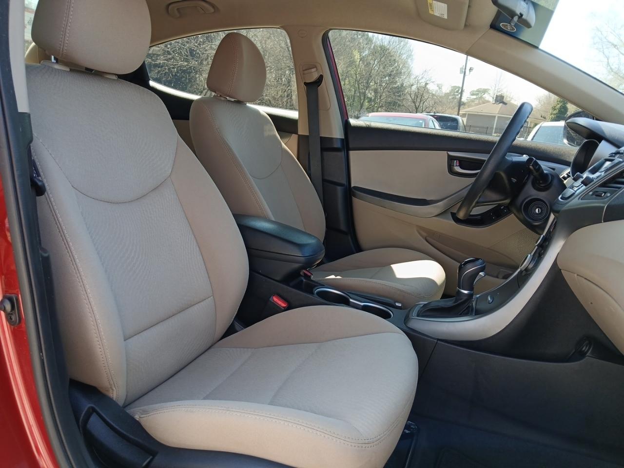 Hyundai Elantra SE 6AT 2016