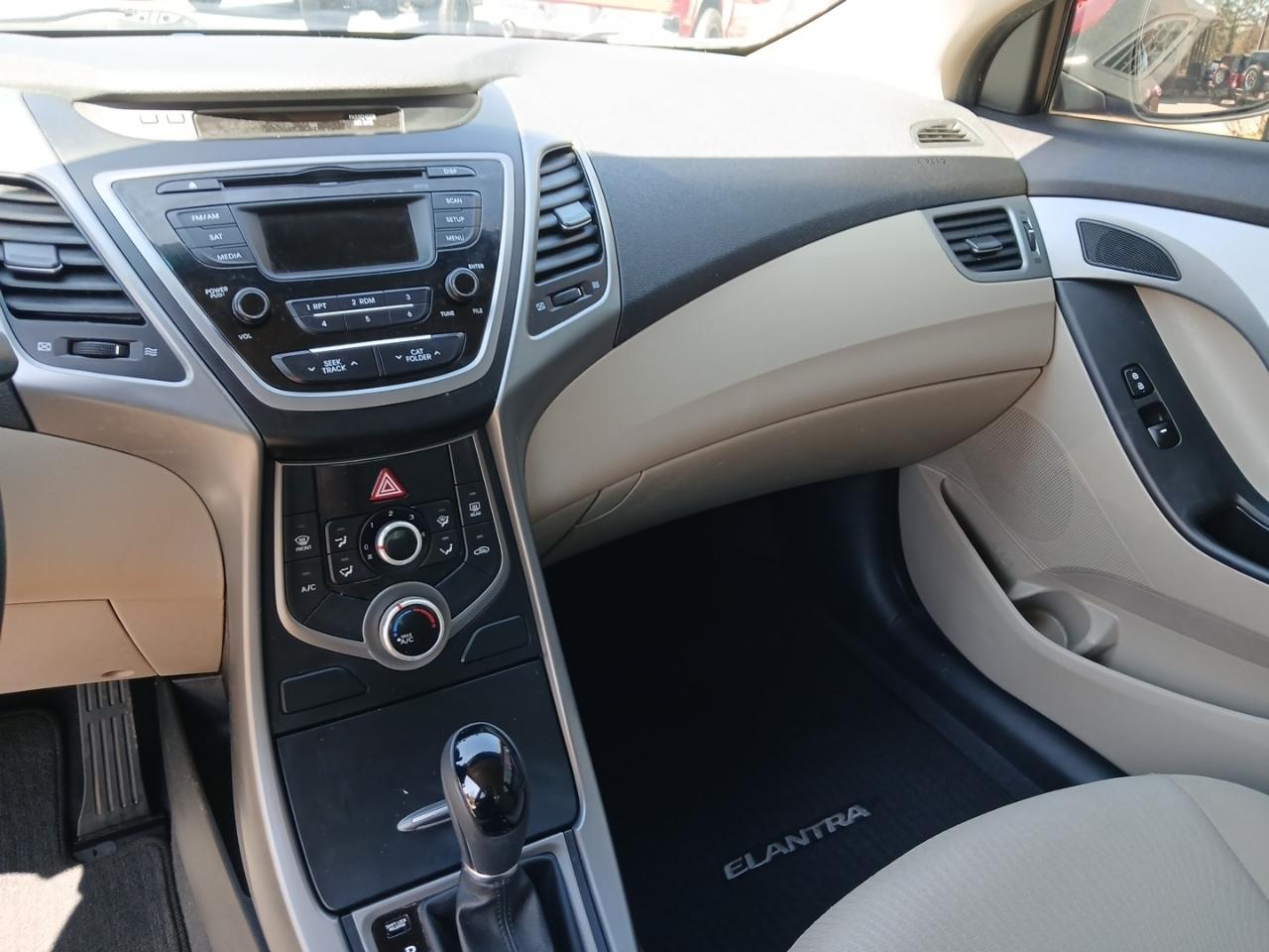 Hyundai Elantra SE 6AT 2016