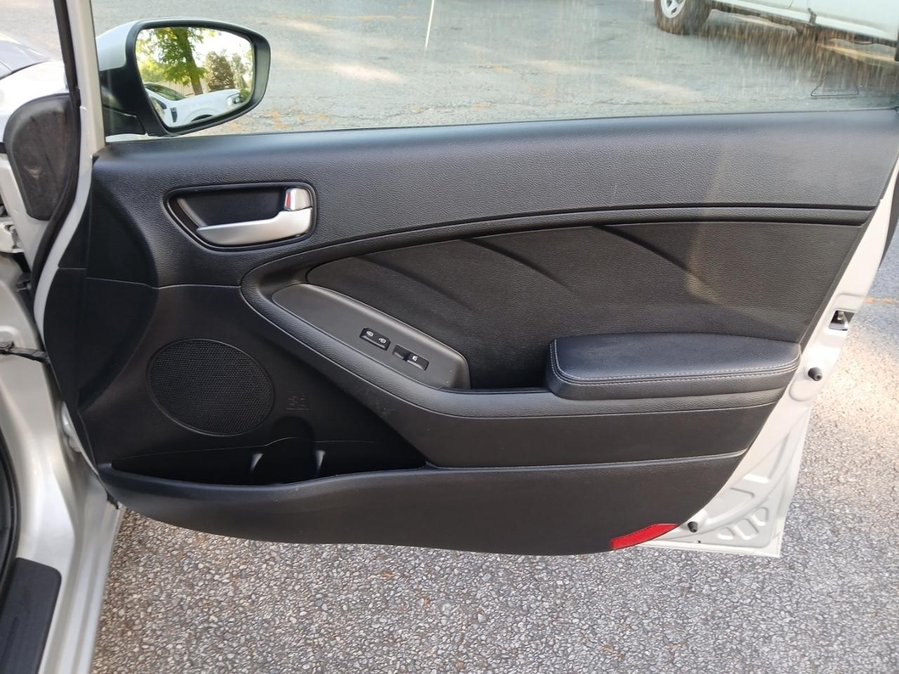 Kia Forte 5-Door LX 2017