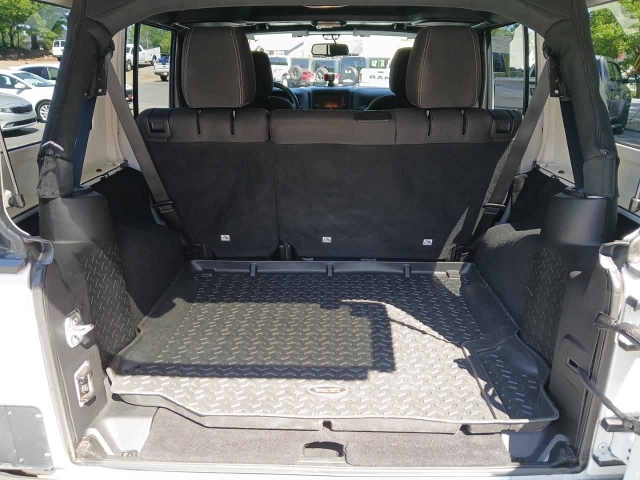 Jeep Wrangler Unlimited Sahara 4WD 2017