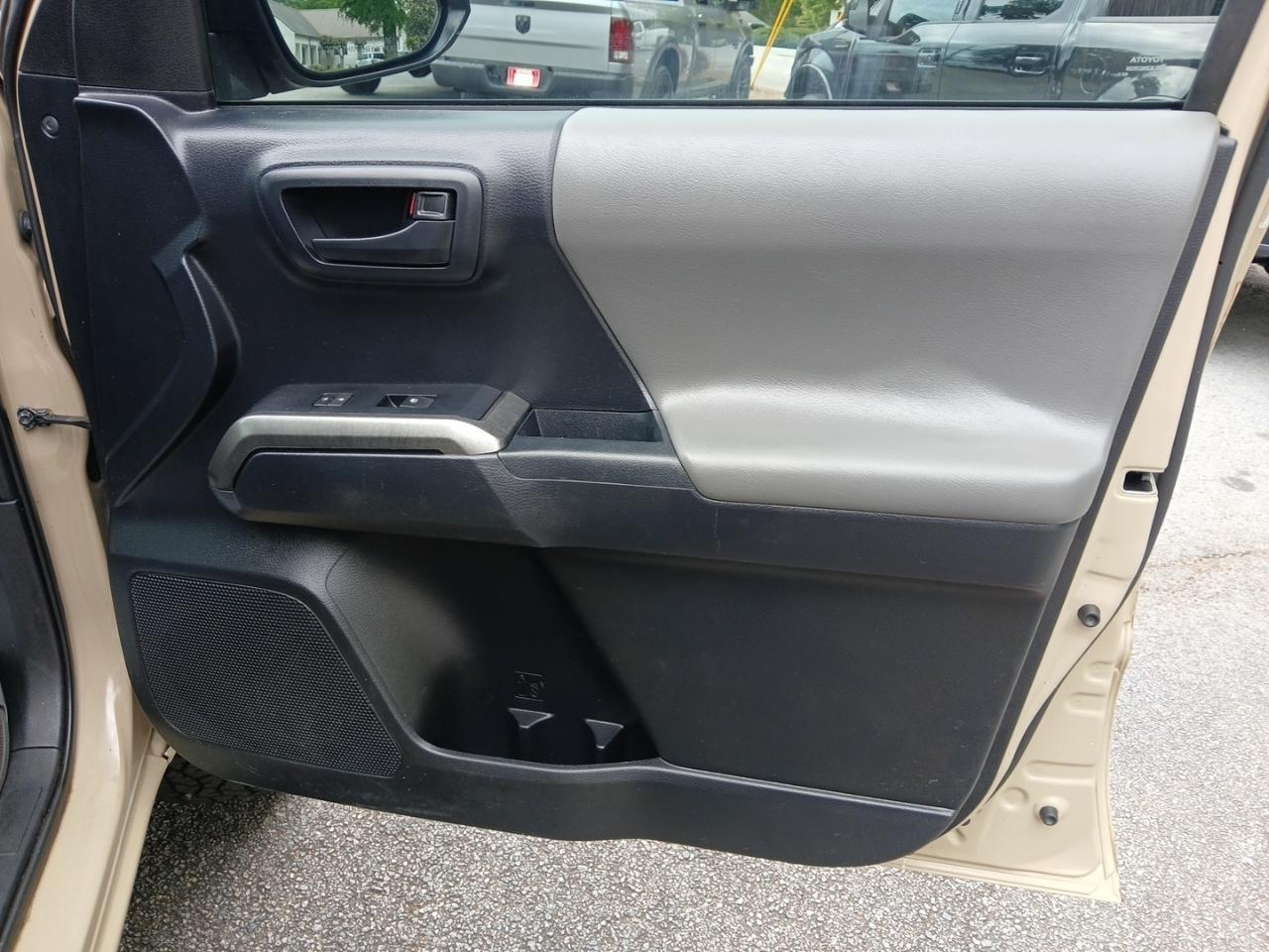 Toyota Tacoma 2WD Double Cab V6 AT SR5 (Natl) 2019