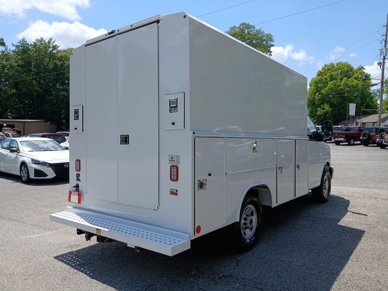 GMC Savana G3500 139 in. 2023