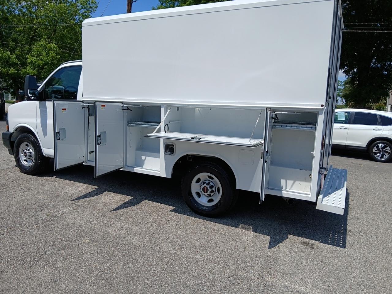 GMC Savana G3500 139 in. 2023