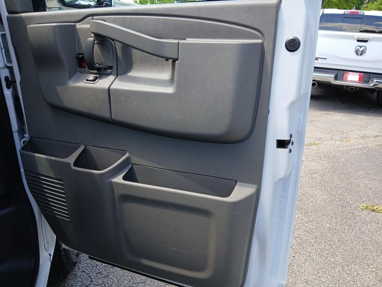 GMC Savana G3500 139 in. 2023