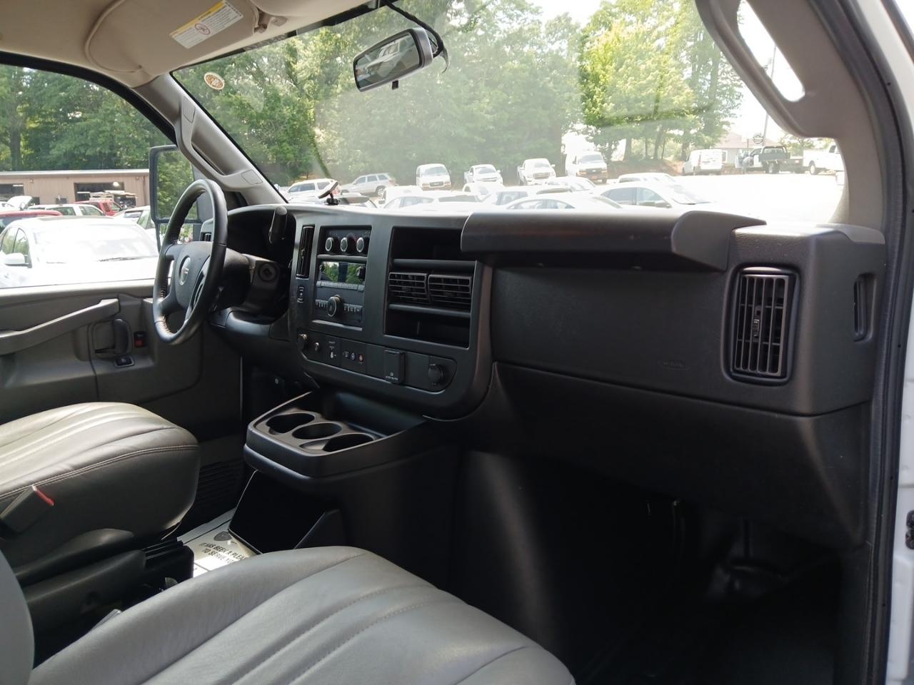 GMC Savana G3500 139 in. 2023