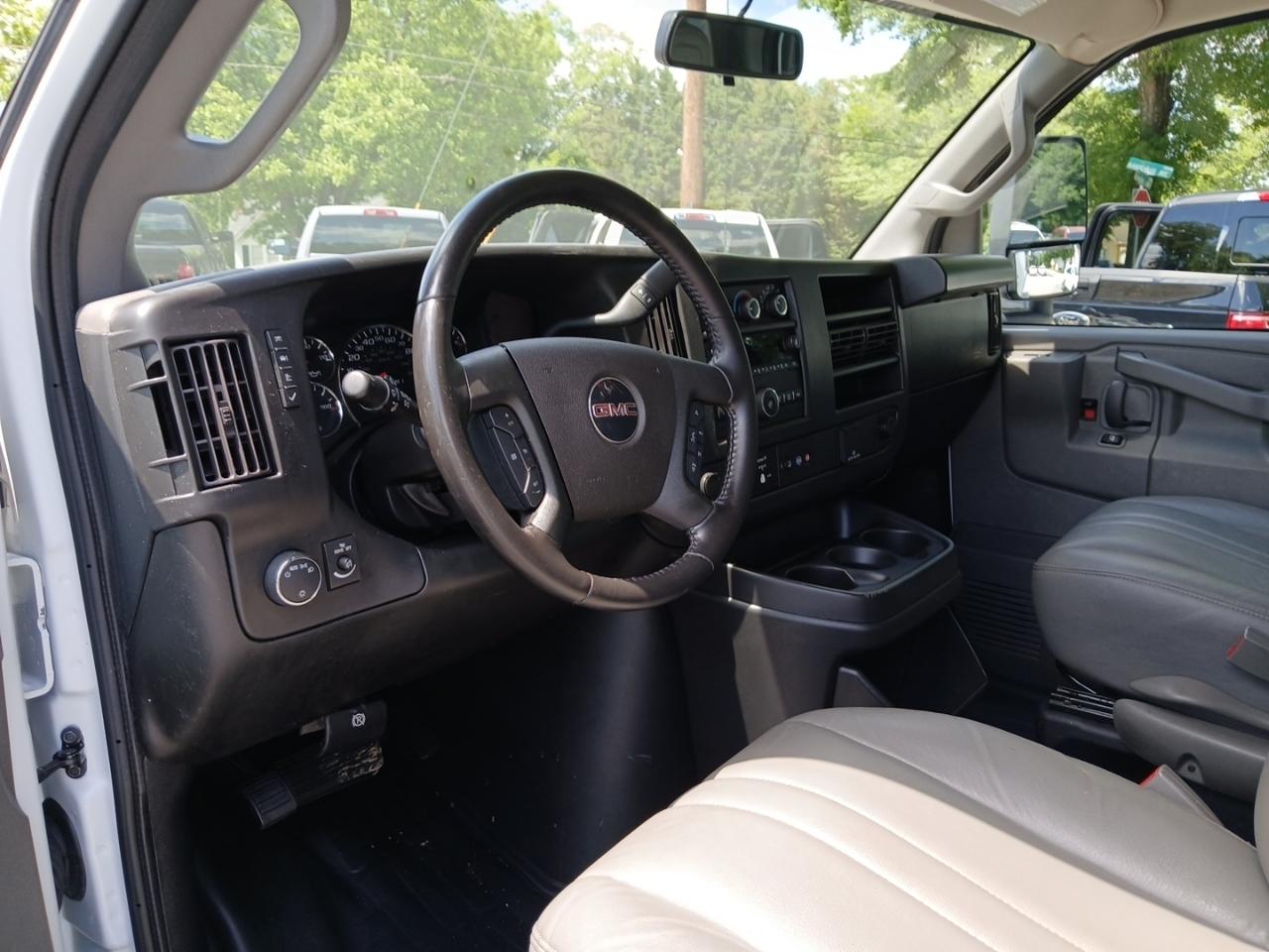 GMC Savana G3500 139 in. 2023
