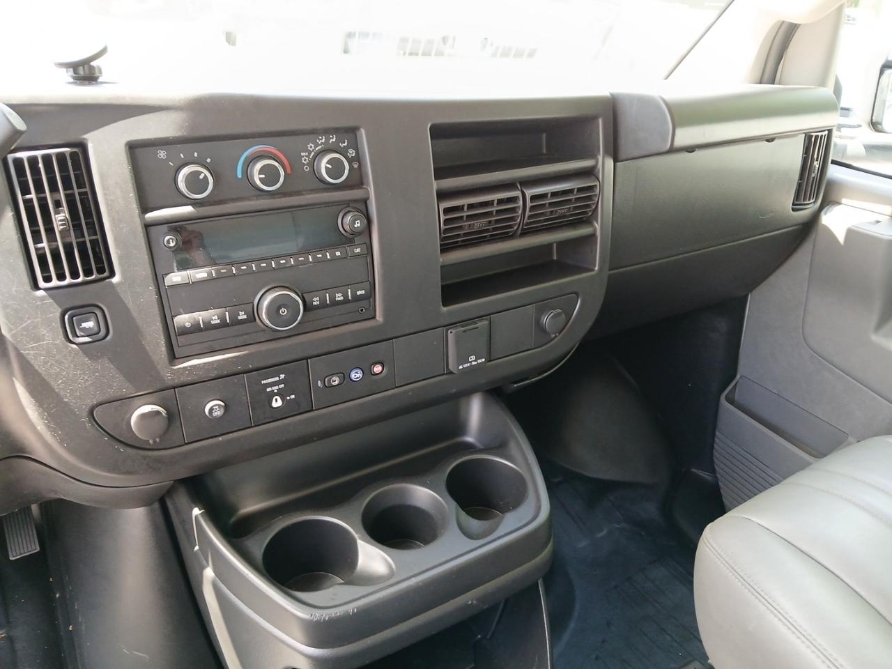 GMC Savana G3500 139 in. 2023