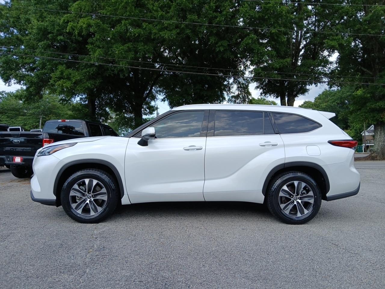 Toyota Highlander XLE FWD V6 2022