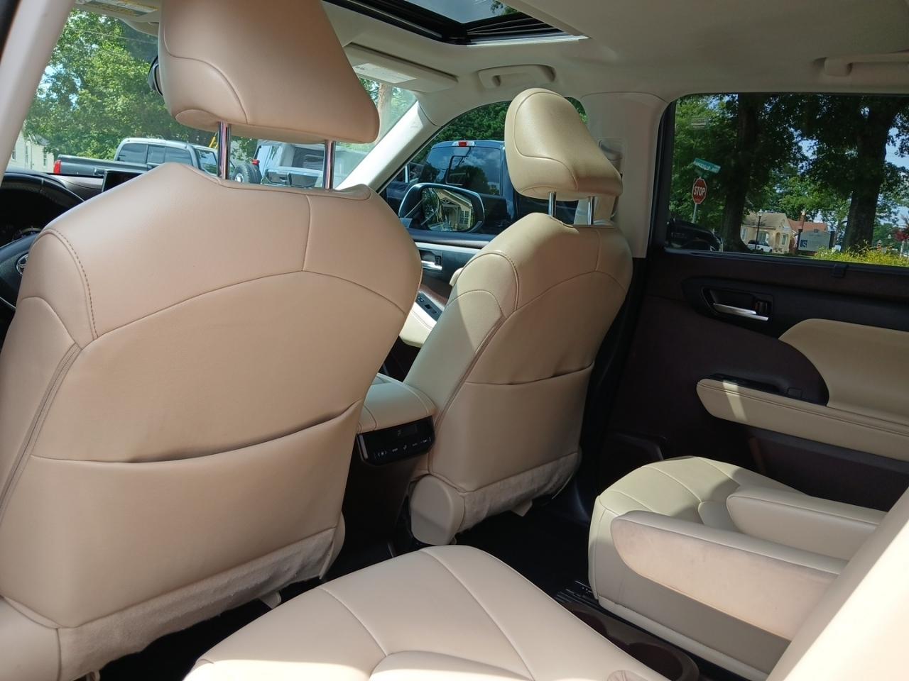 Toyota Highlander XLE FWD V6 2022