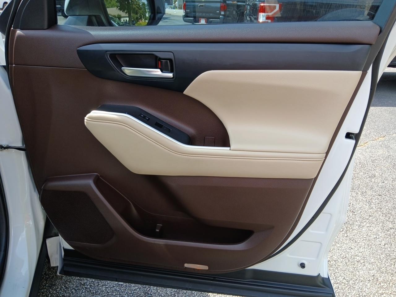 Toyota Highlander XLE FWD V6 2022