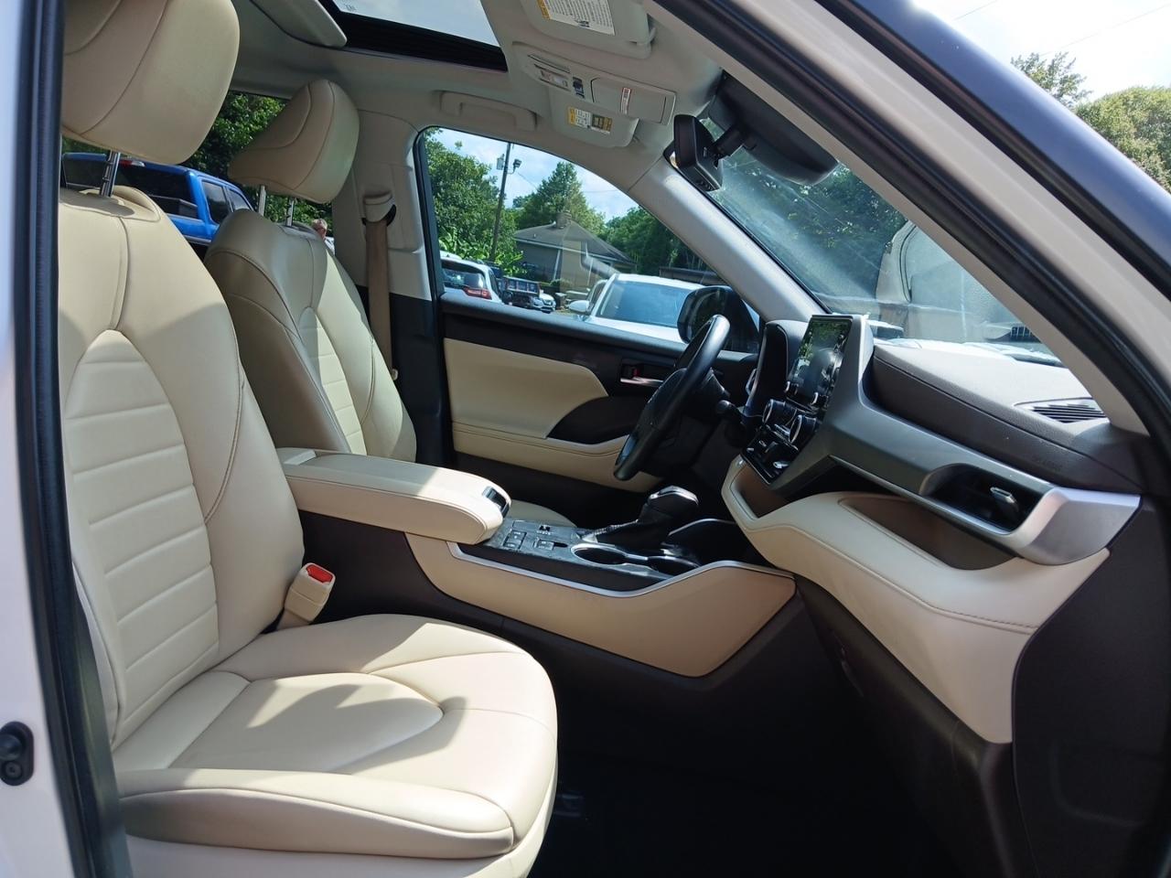 Toyota Highlander XLE FWD V6 2022