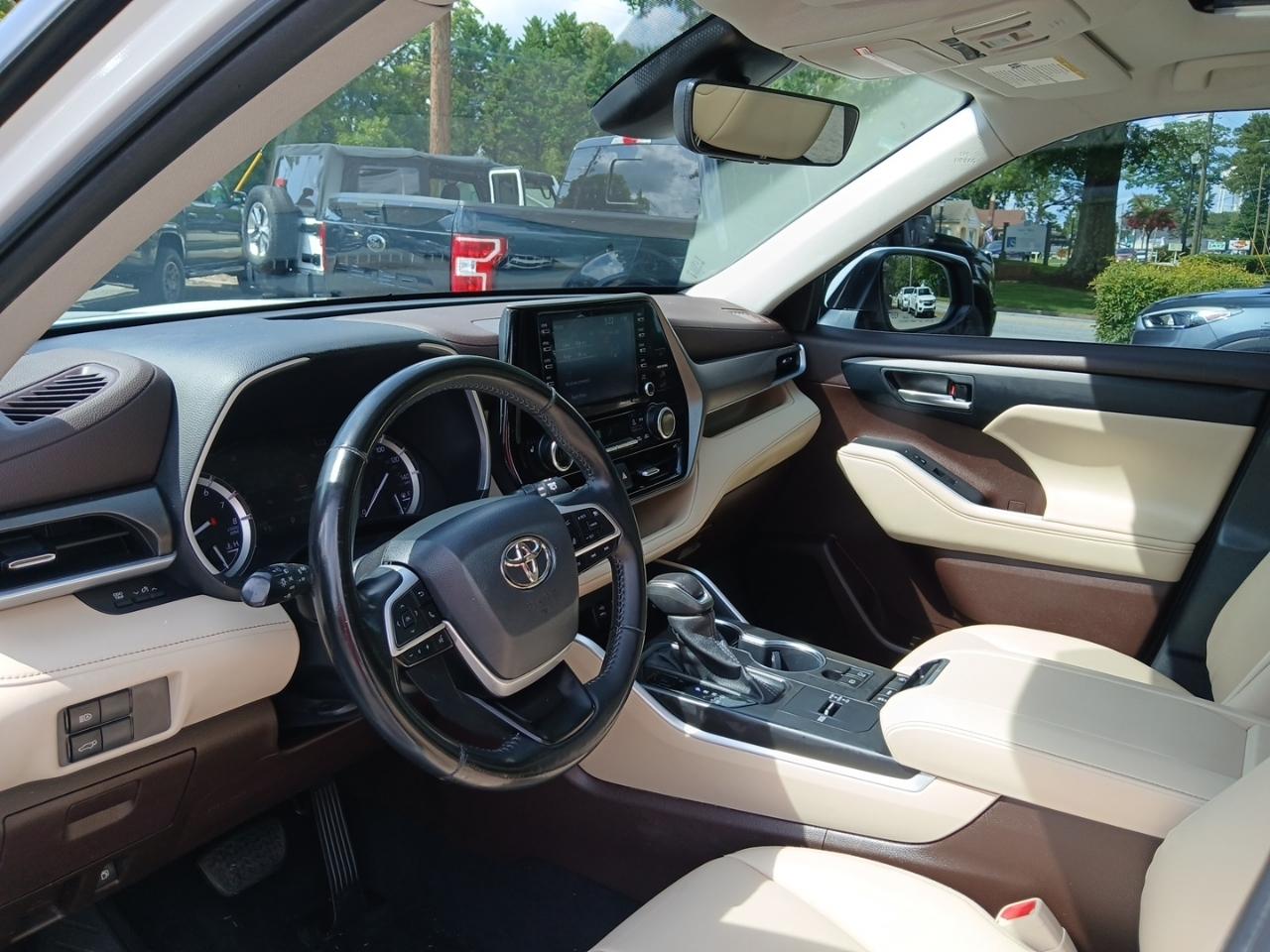Toyota Highlander XLE FWD V6 2022