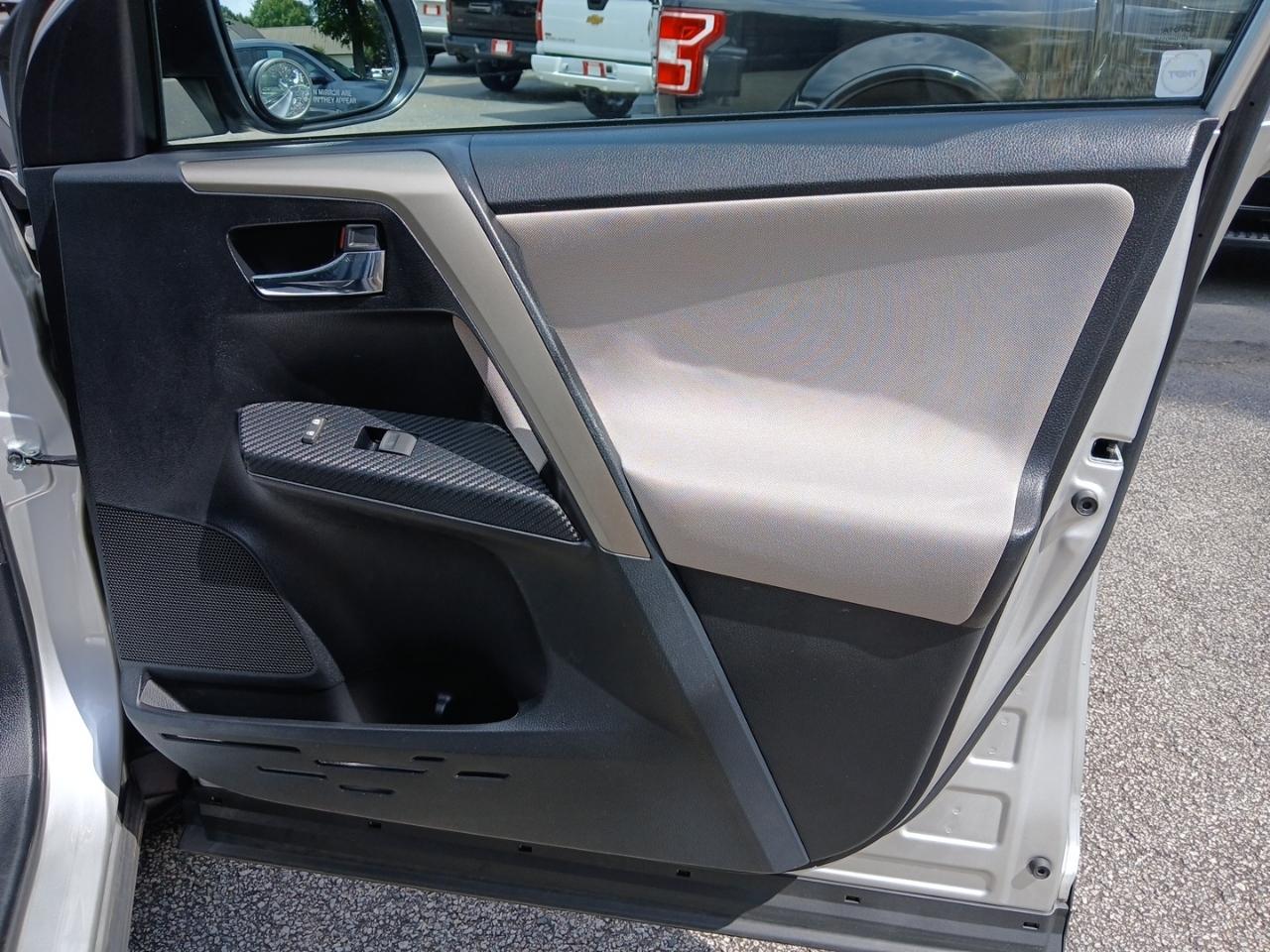 Toyota RAV4 XLE FWD 2014