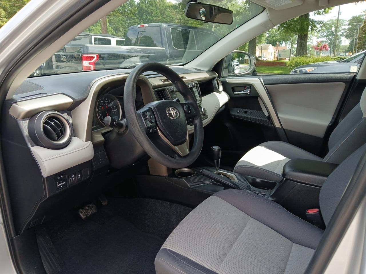 Toyota RAV4 XLE FWD 2014