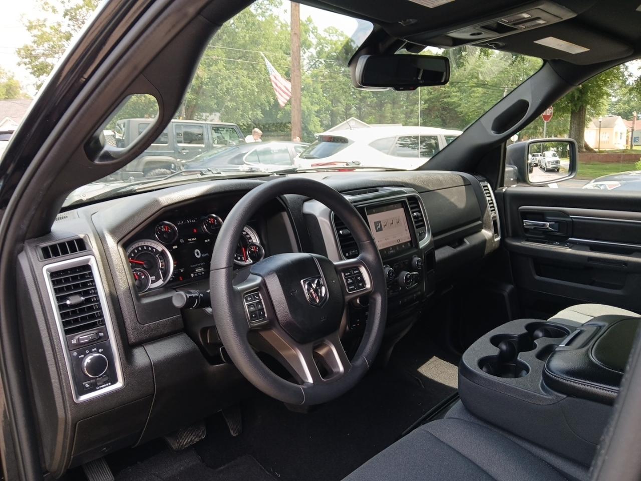 RAM 1500 Classic Tradesman Crew Cab SWB 4WD 2022