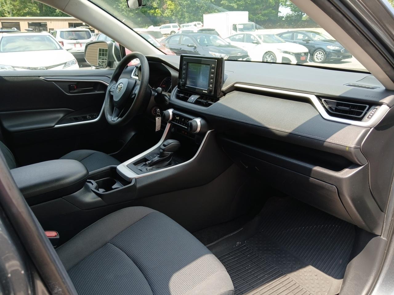 Toyota RAV4 LE 2021