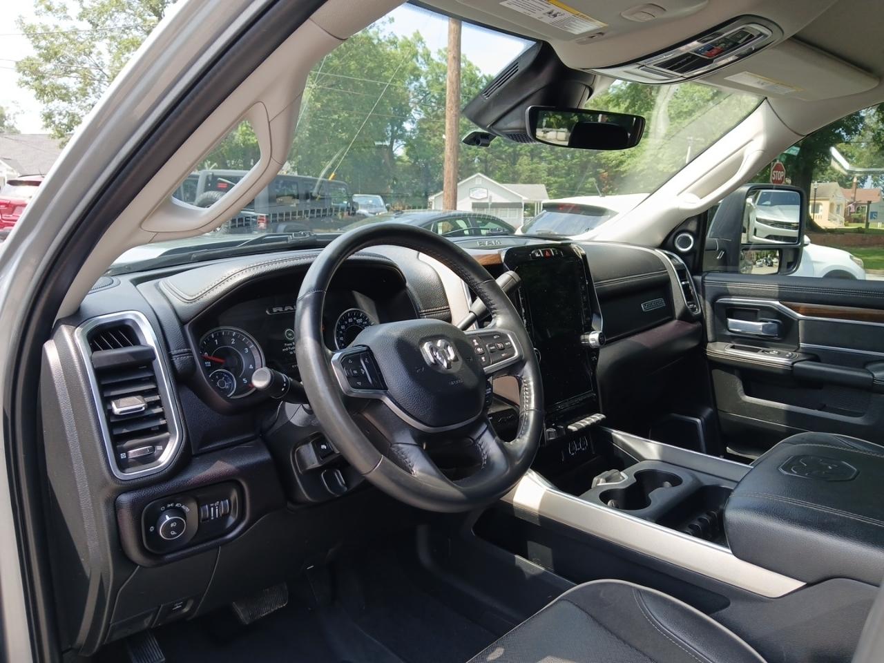 RAM 3500 Laramie Crew Cab LWB 4WD DRW 2024