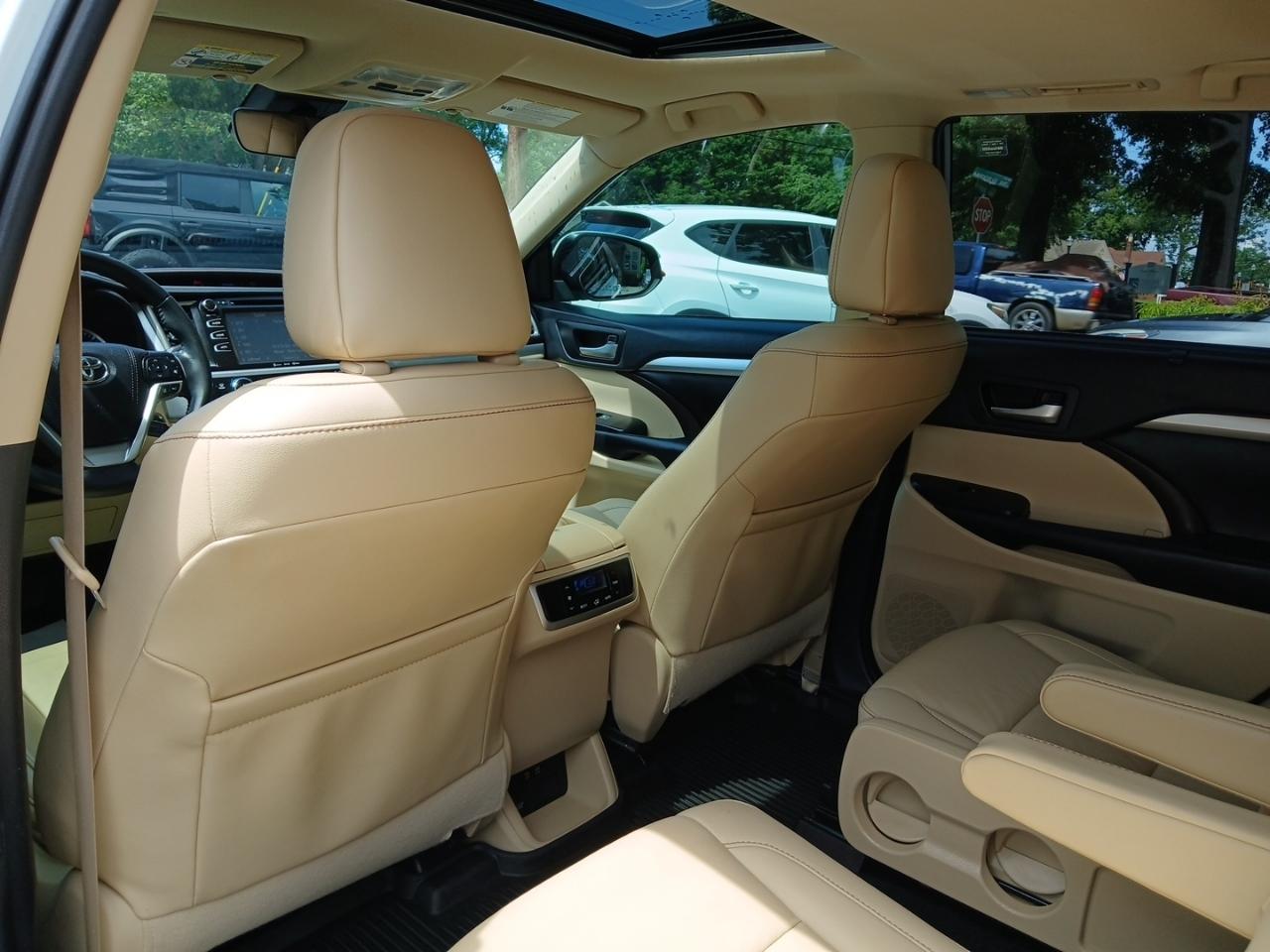 Toyota Highlander SE FWD V6 2019
