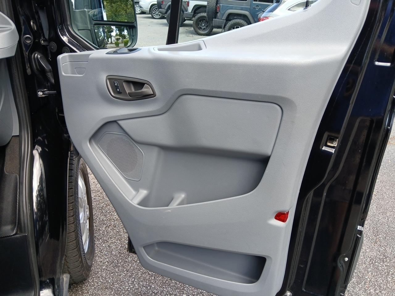 Ford Transit 350 Wagon Med. Roof XL w/Sliding Pass. 148-in. WB 2018