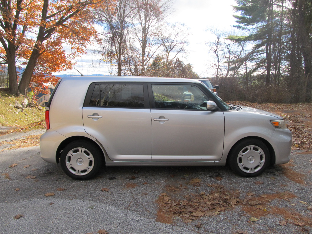 Scion xB 5-Door Wagon 5-Spd MT 2011