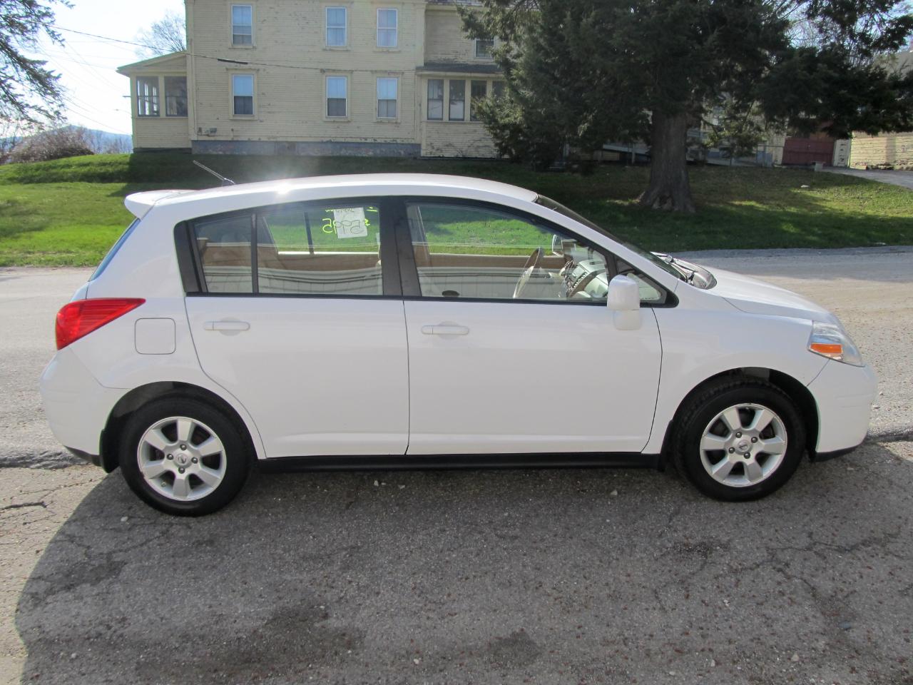 Nissan Versa 1.8 S Hatchback 2009