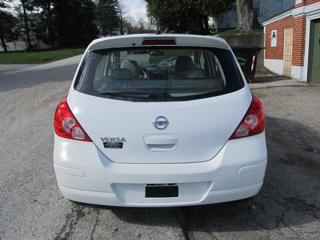 Nissan Versa 1.8 S Hatchback 2009