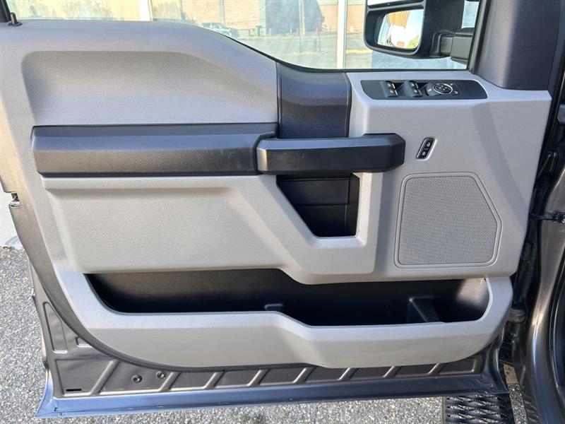 2022 Ford F-350 Platinum photo 2