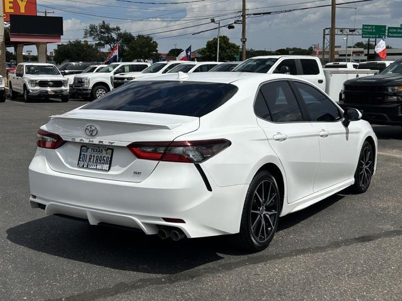 Toyota Camry SE 2021