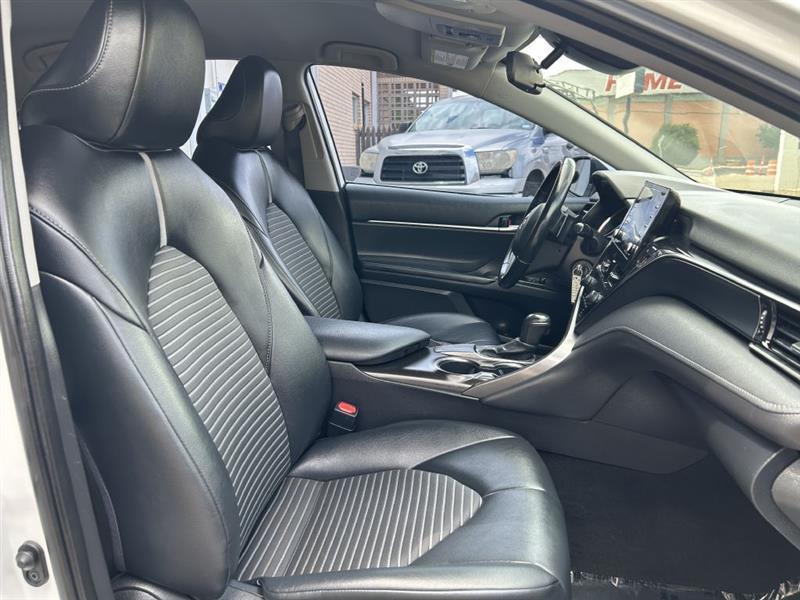 Toyota Camry SE 2021