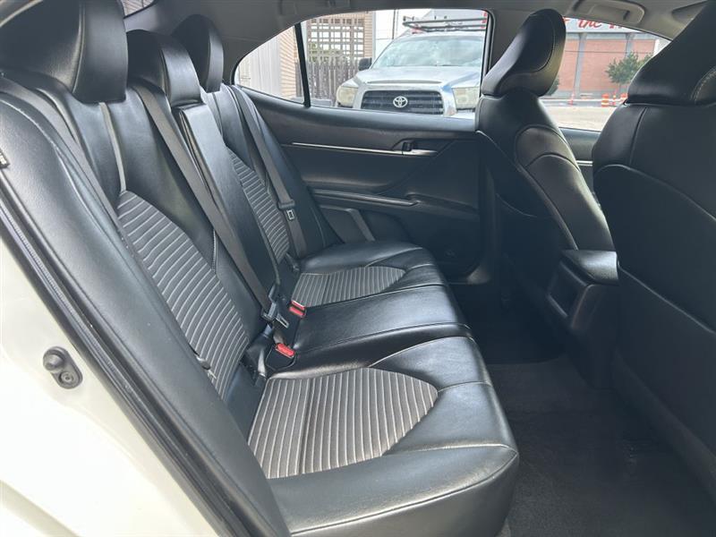 Toyota Camry SE 2021