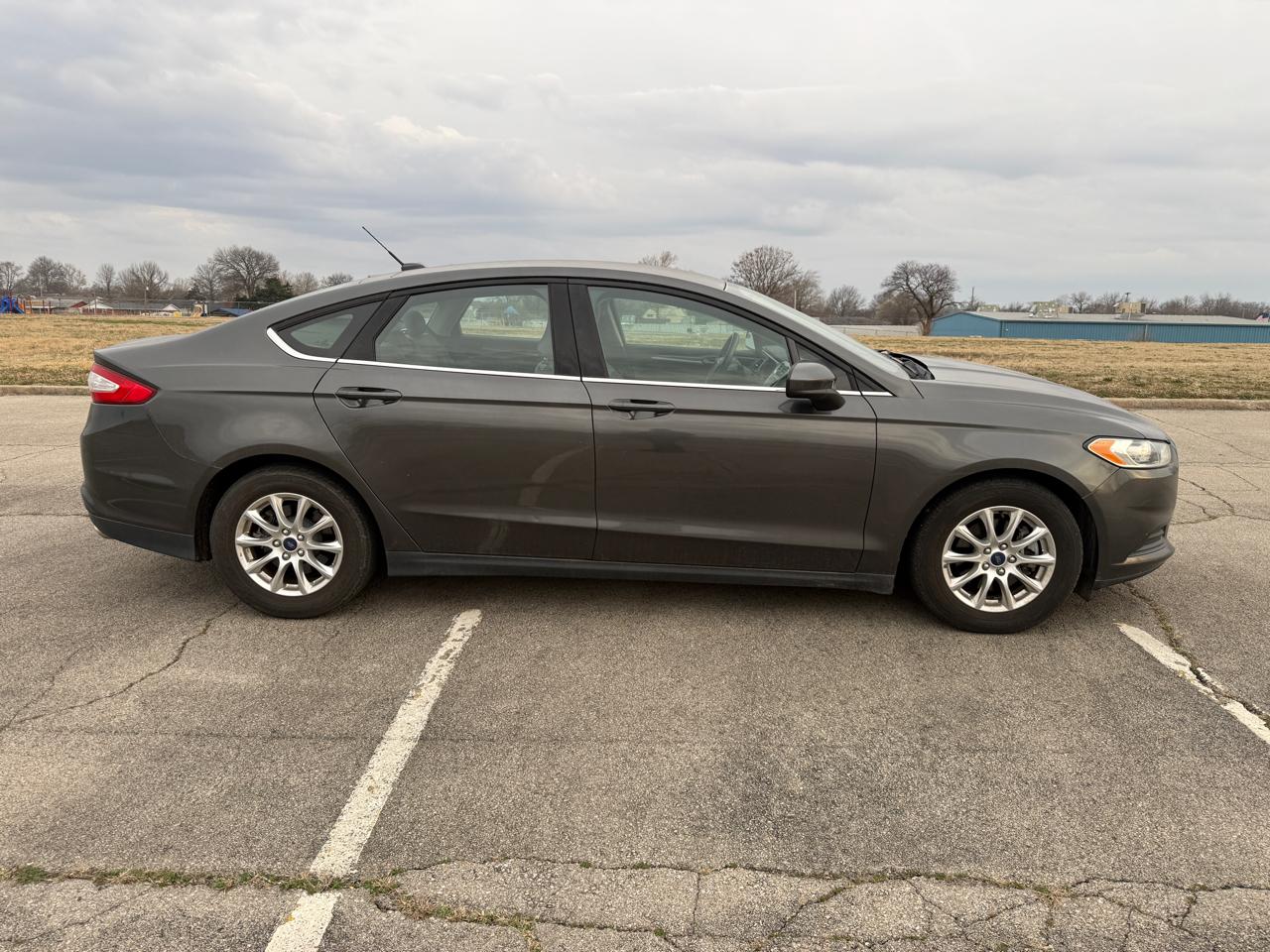 Ford Fusion S 2015