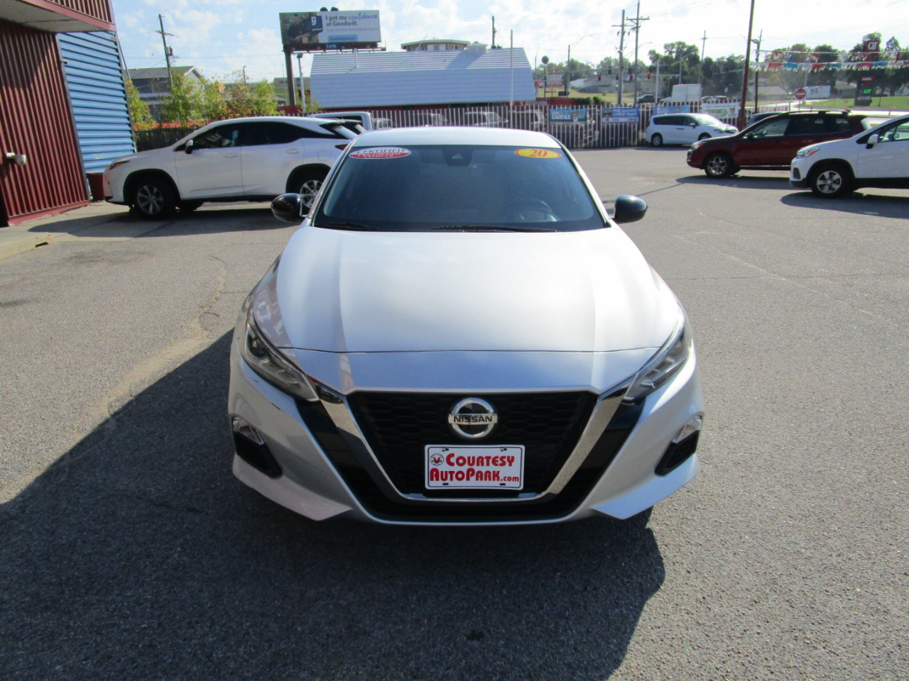 2020 Nissan Altima 2.5 SR photo 2