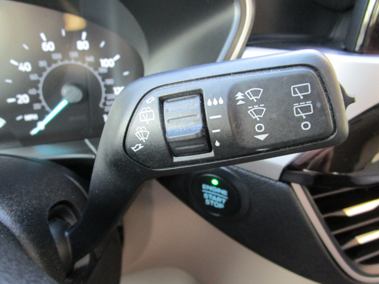 2020 Ford Escape SE photo 29