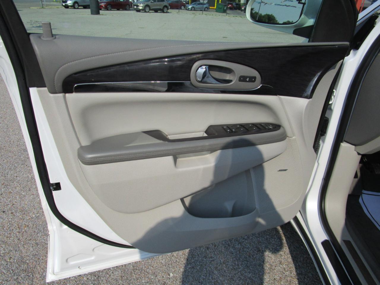 Buick Enclave FWD 4dr Leather 2017