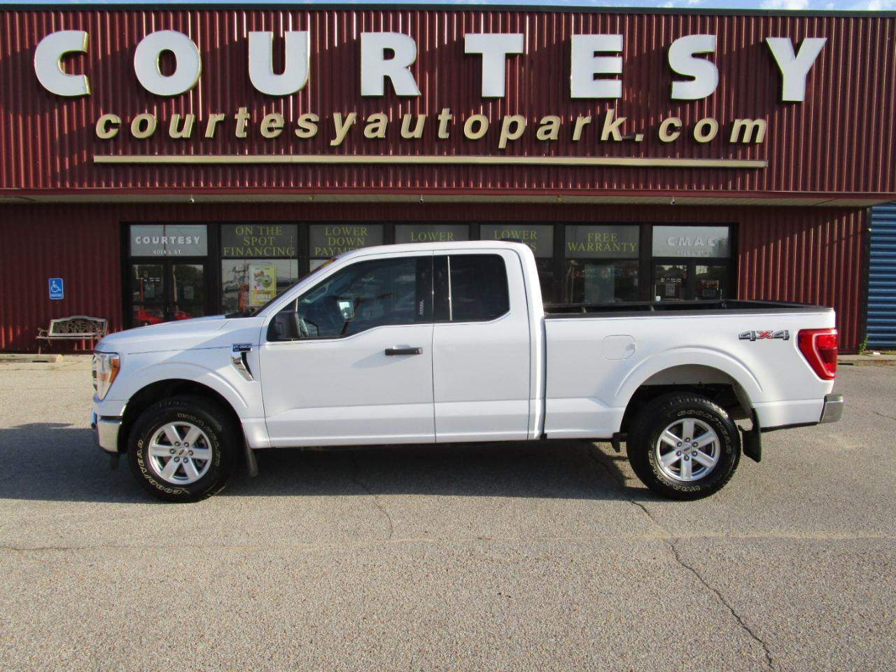 2022 Ford F-150 LARIAT 4WD SuperCab 8' Box