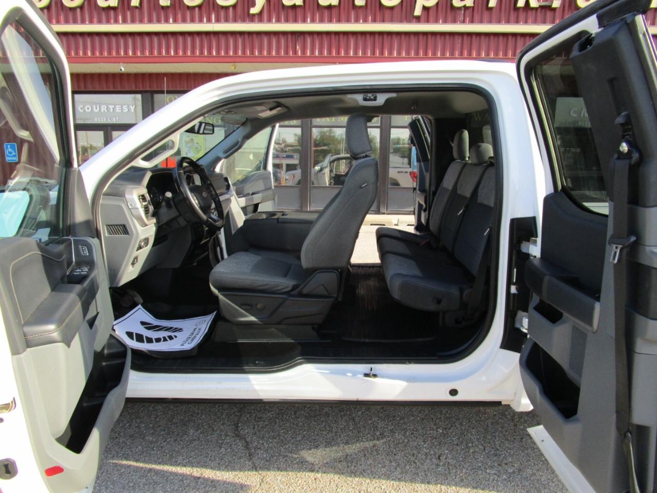 Ford F-150 Lariat 4WD SuperCab 8' Box 2022