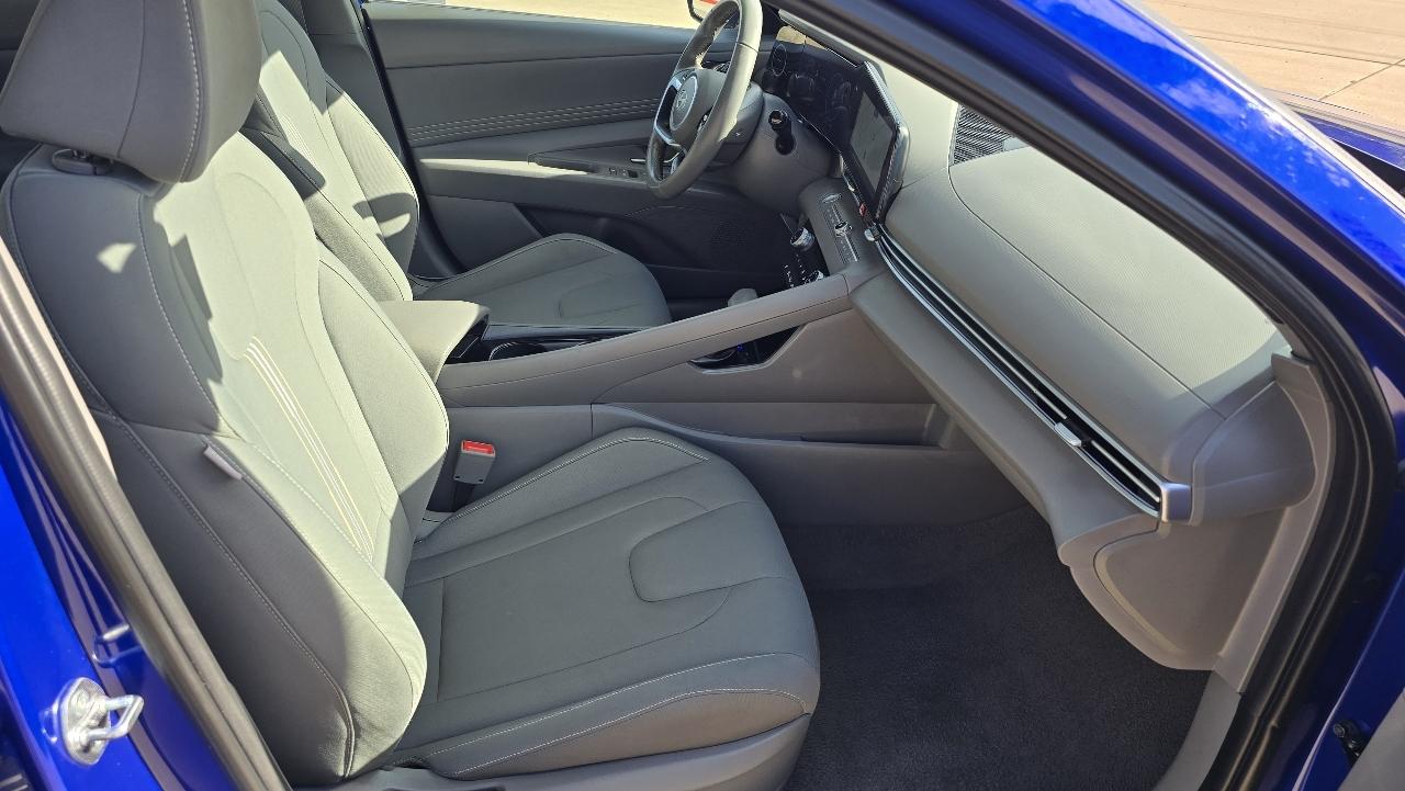Hyundai Elantra SEL Convenience IVT 2025