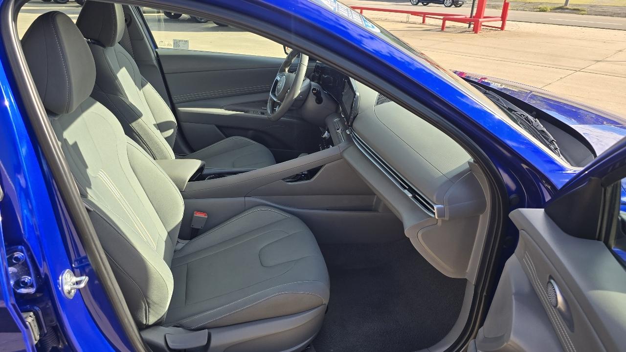 Hyundai Elantra SEL Convenience IVT 2025