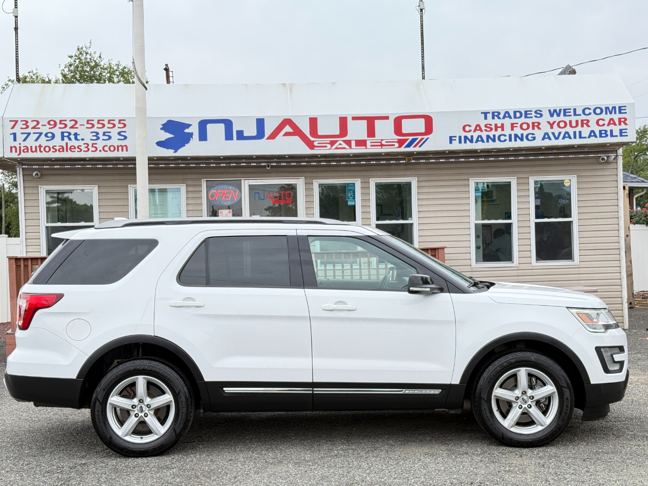 2017 Ford Explorer XLT photo 3