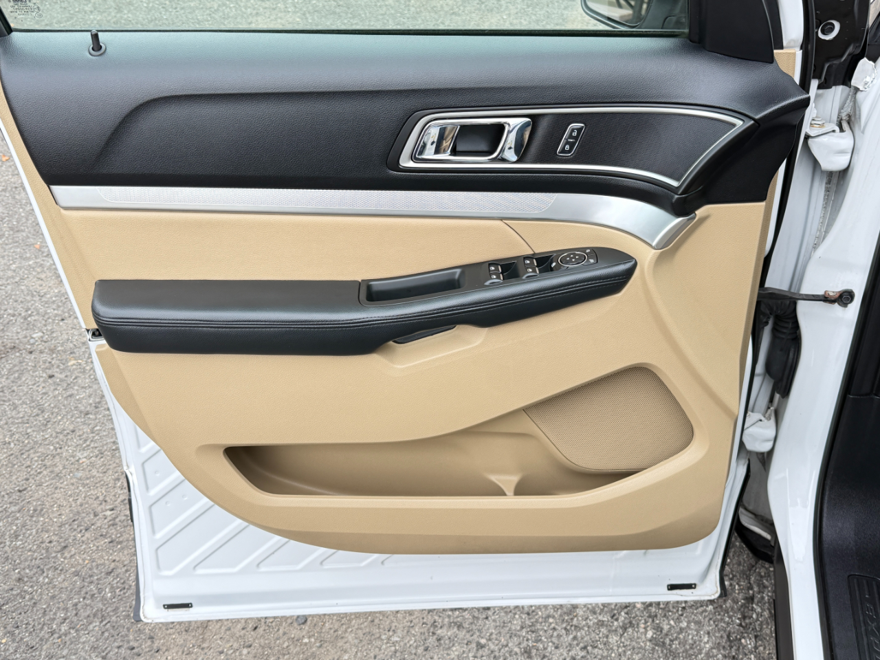 2017 Ford Explorer XLT photo 16