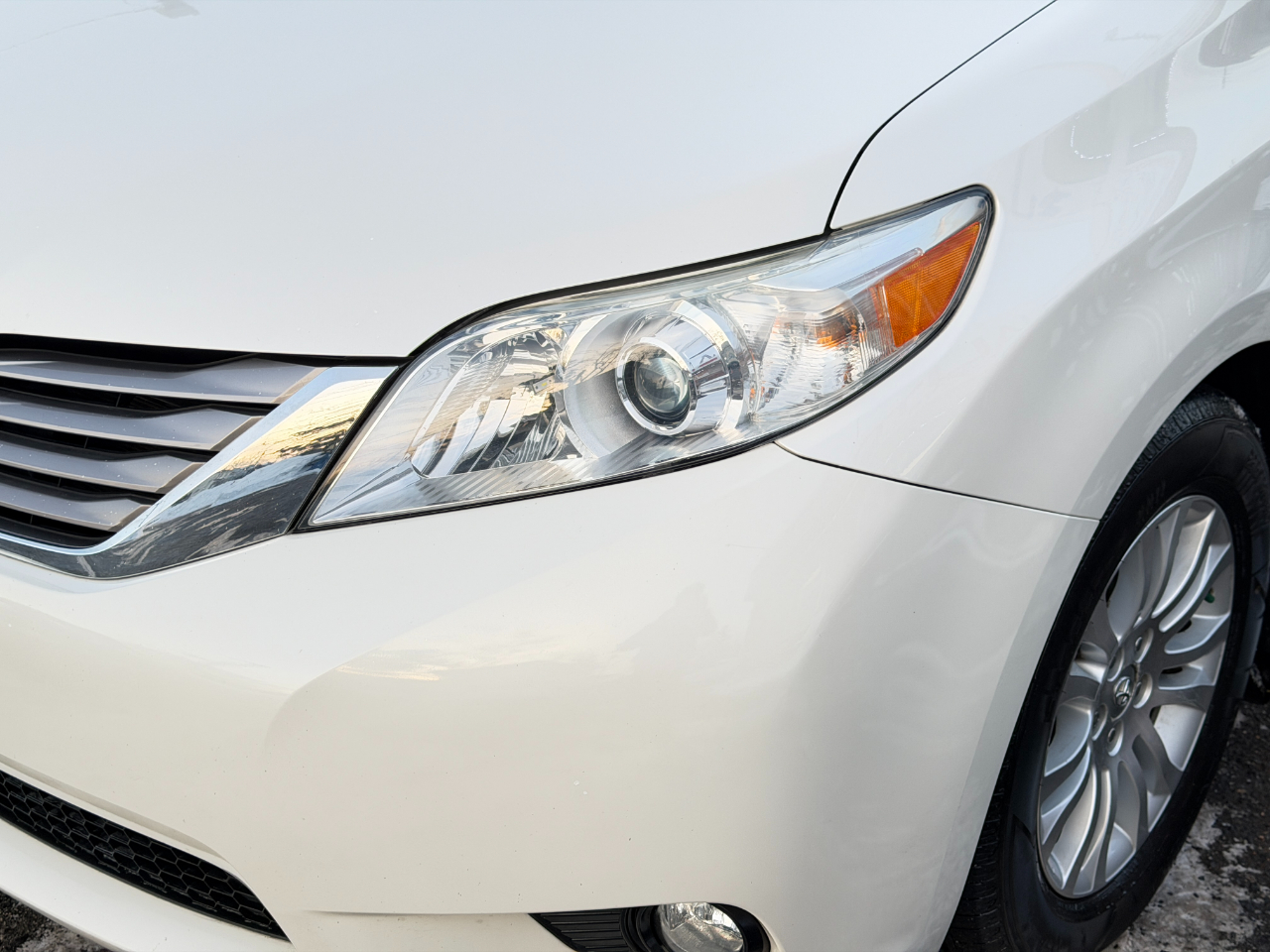 Toyota Sienna XLE Premium FWD 8-Passenger (Natl) 2017