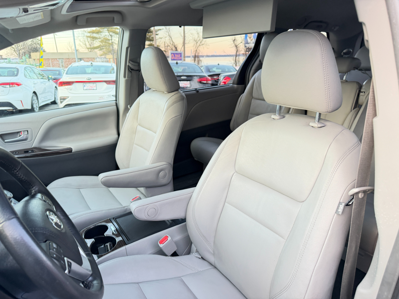 Toyota Sienna XLE Premium FWD 8-Passenger (Natl) 2017