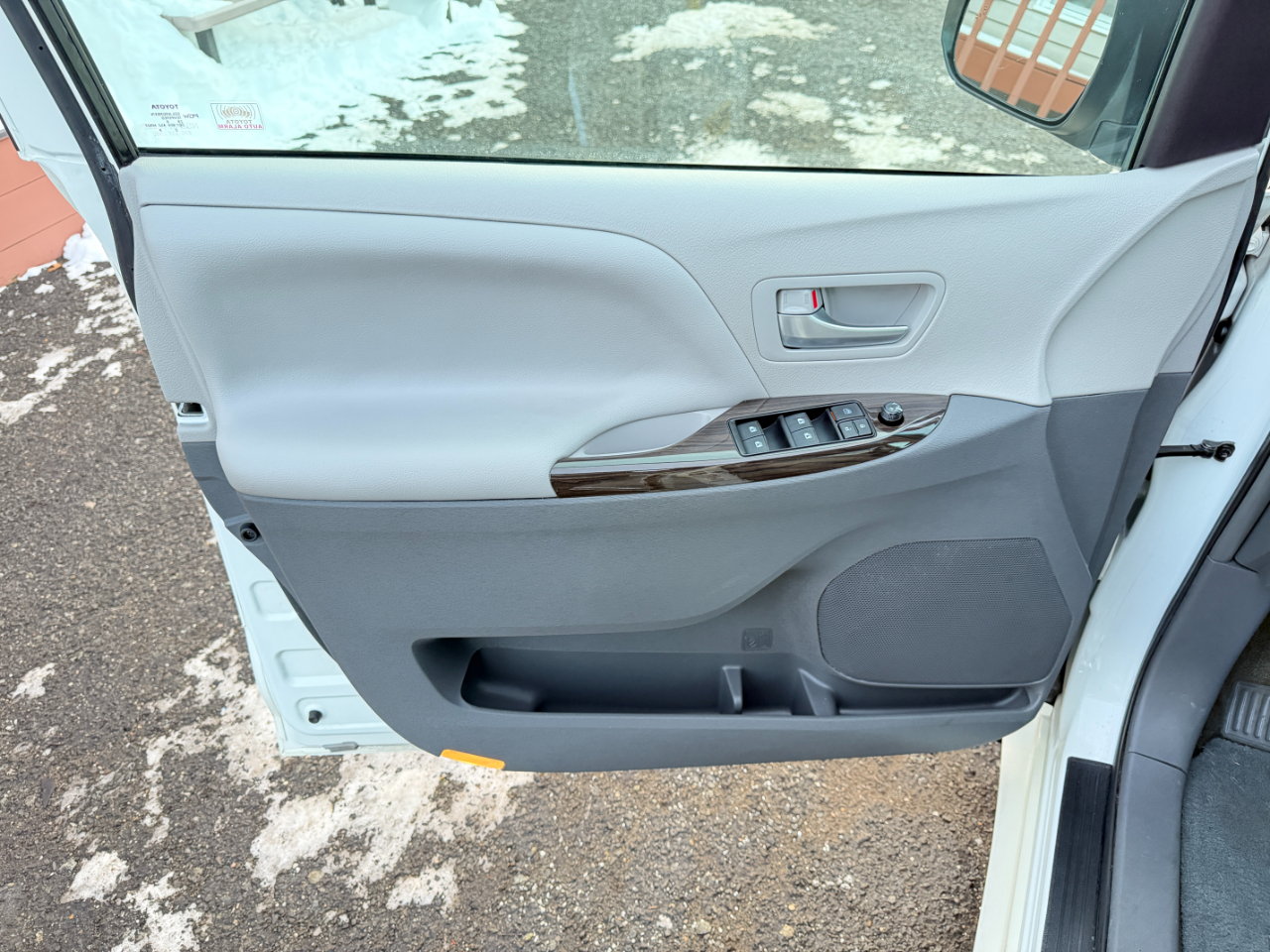 Toyota Sienna XLE Premium FWD 8-Passenger (Natl) 2017