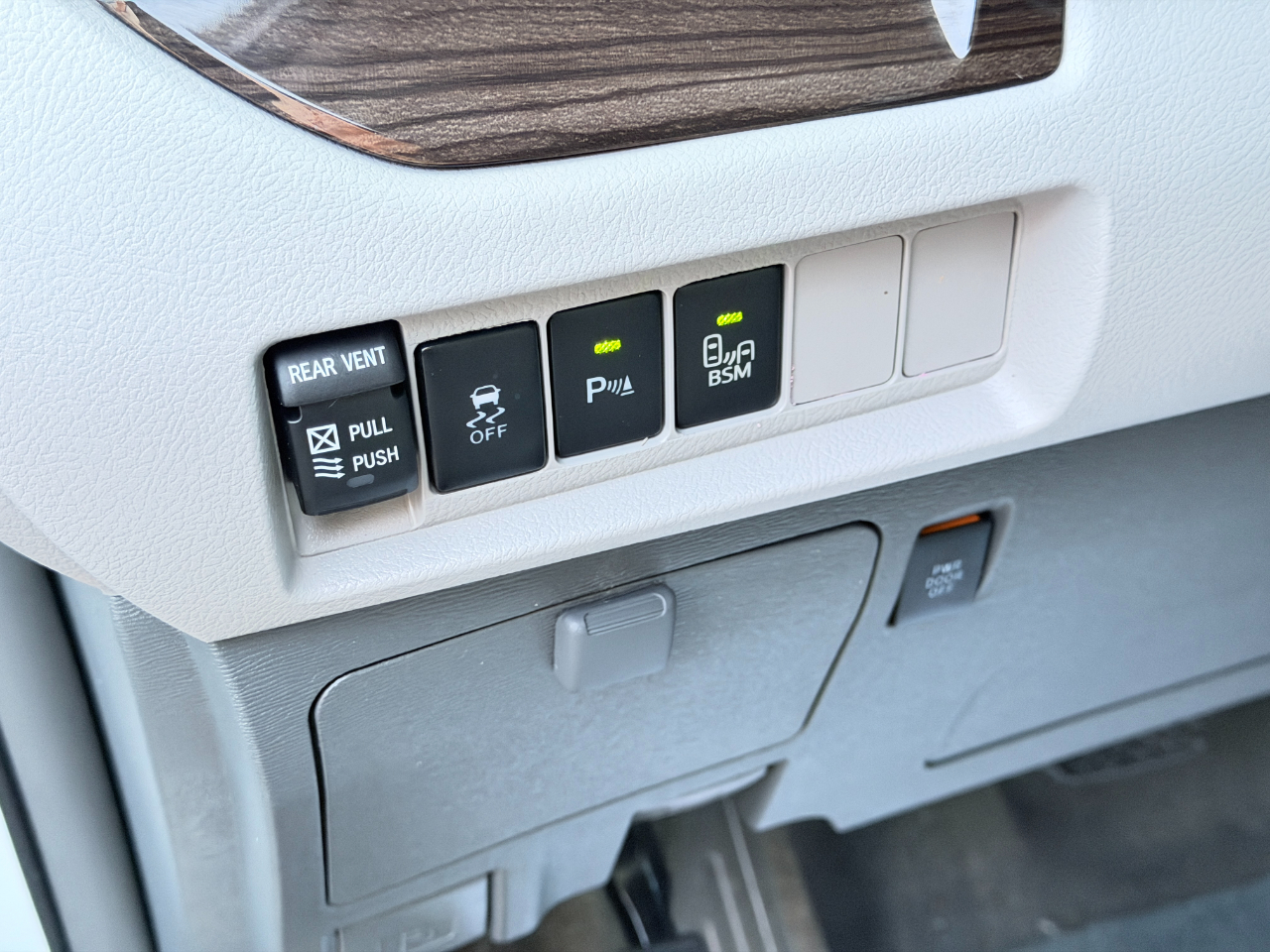 Toyota Sienna XLE Premium FWD 8-Passenger (Natl) 2017