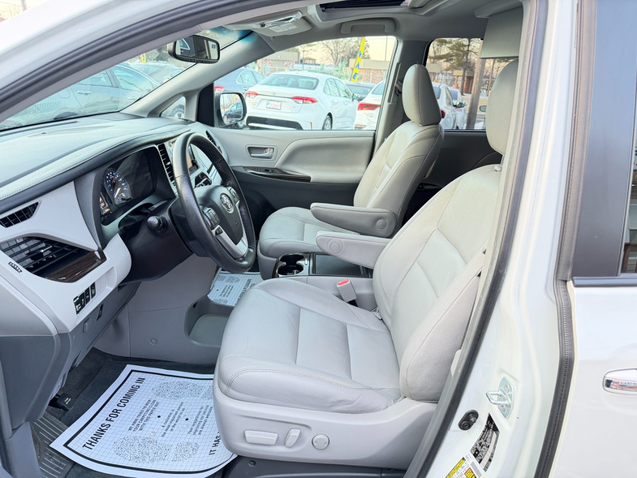 Toyota Sienna XLE Premium FWD 8-Passenger (Natl) 2017