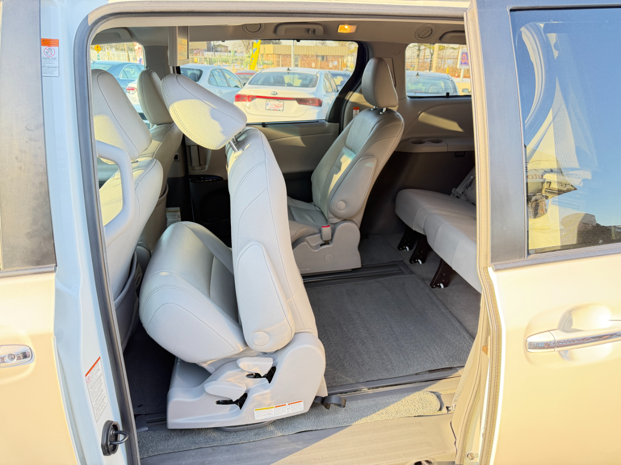 Toyota Sienna XLE Premium FWD 8-Passenger (Natl) 2017